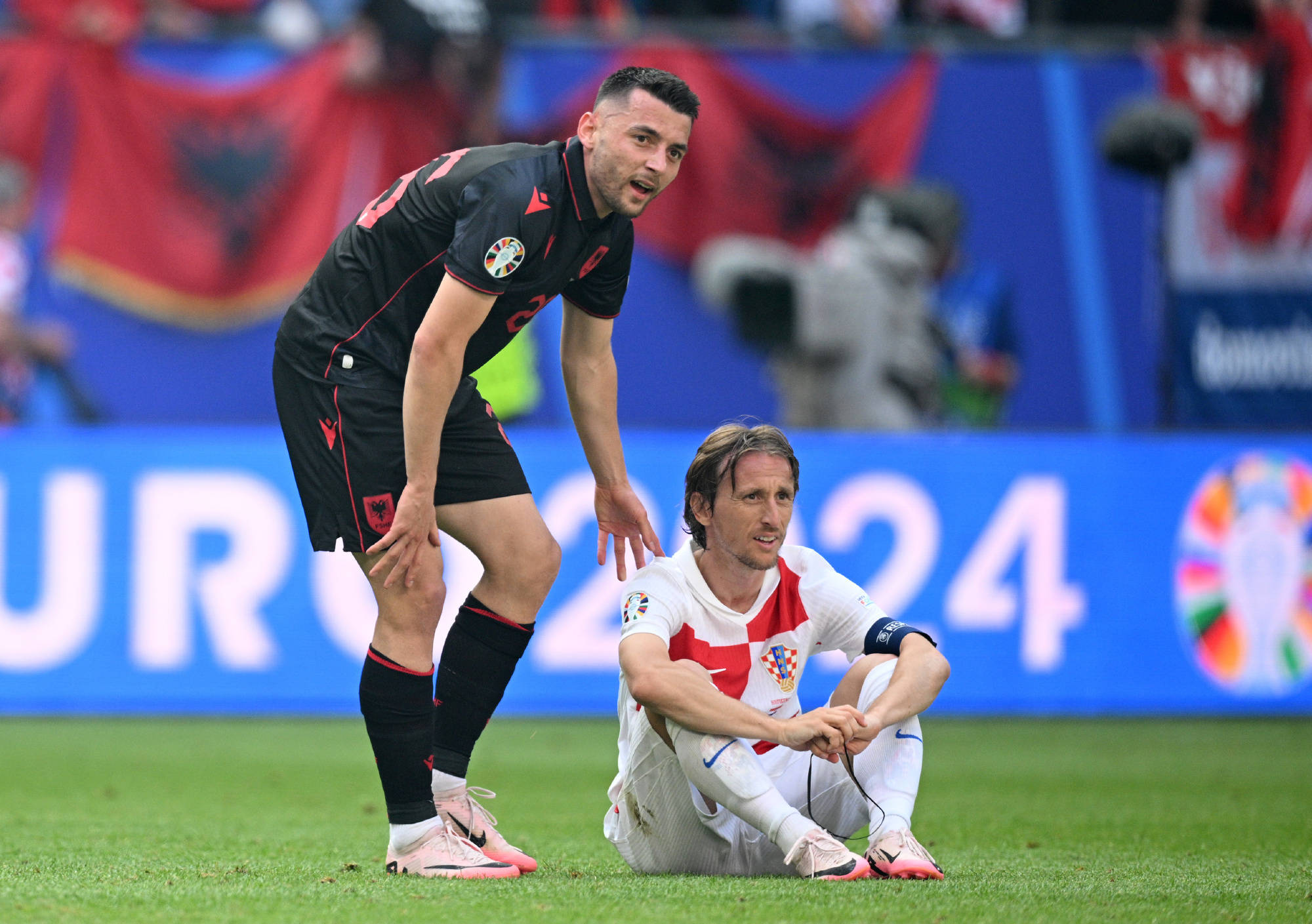 足球联赛战火不断，球员实力逐渐增强！