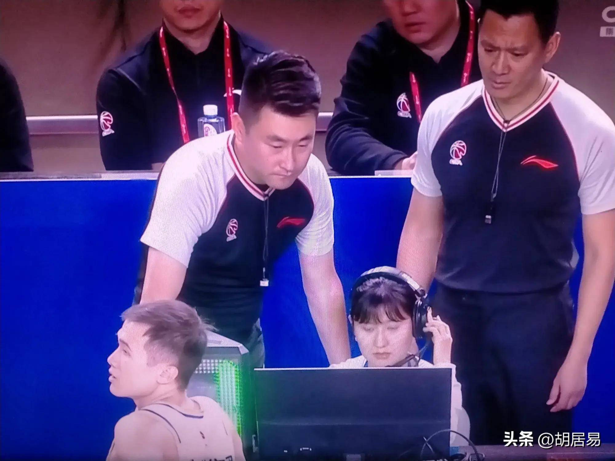 AYX官方直播-比赛场面激烈，球迷感受紧张刺激