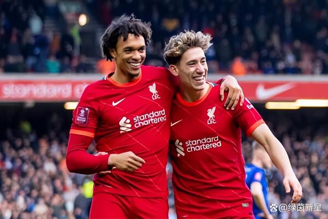 包含情侣携手共赴英超比赛，亲吻镜头前甜蜜秀恩爱的词条