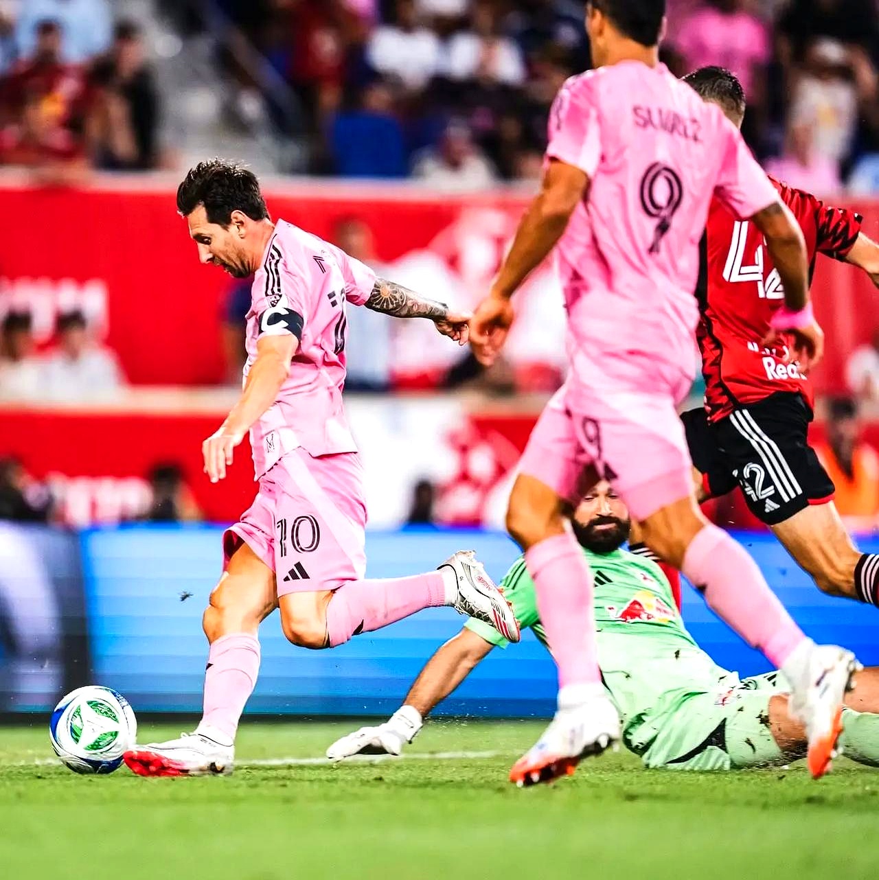 包含中美洲足球联赛一触即发，强队对抗的词条