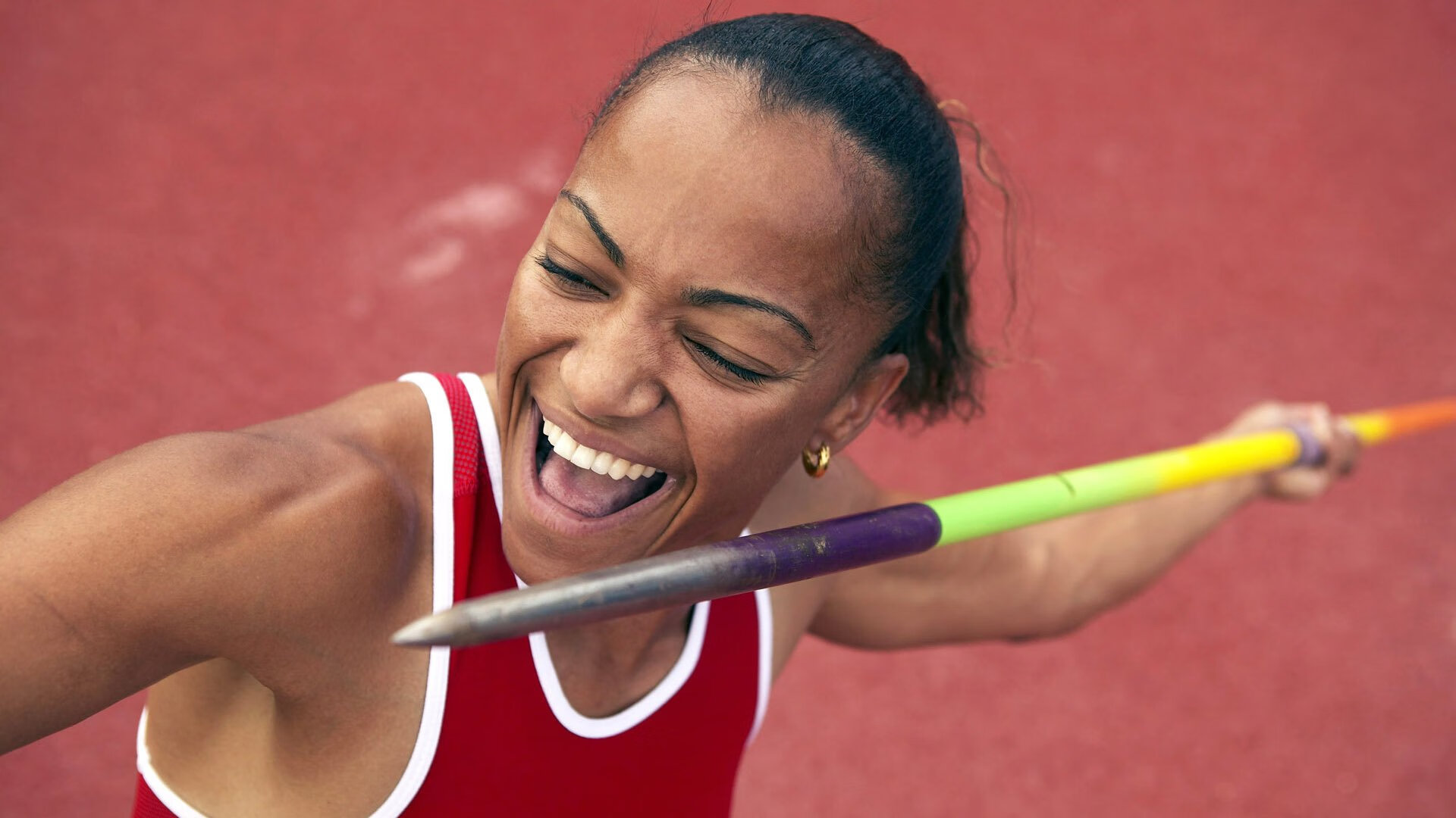 F1街道赛之夜，拉文用极限艺术，在霓虹与轰鸣中写满评分栏
