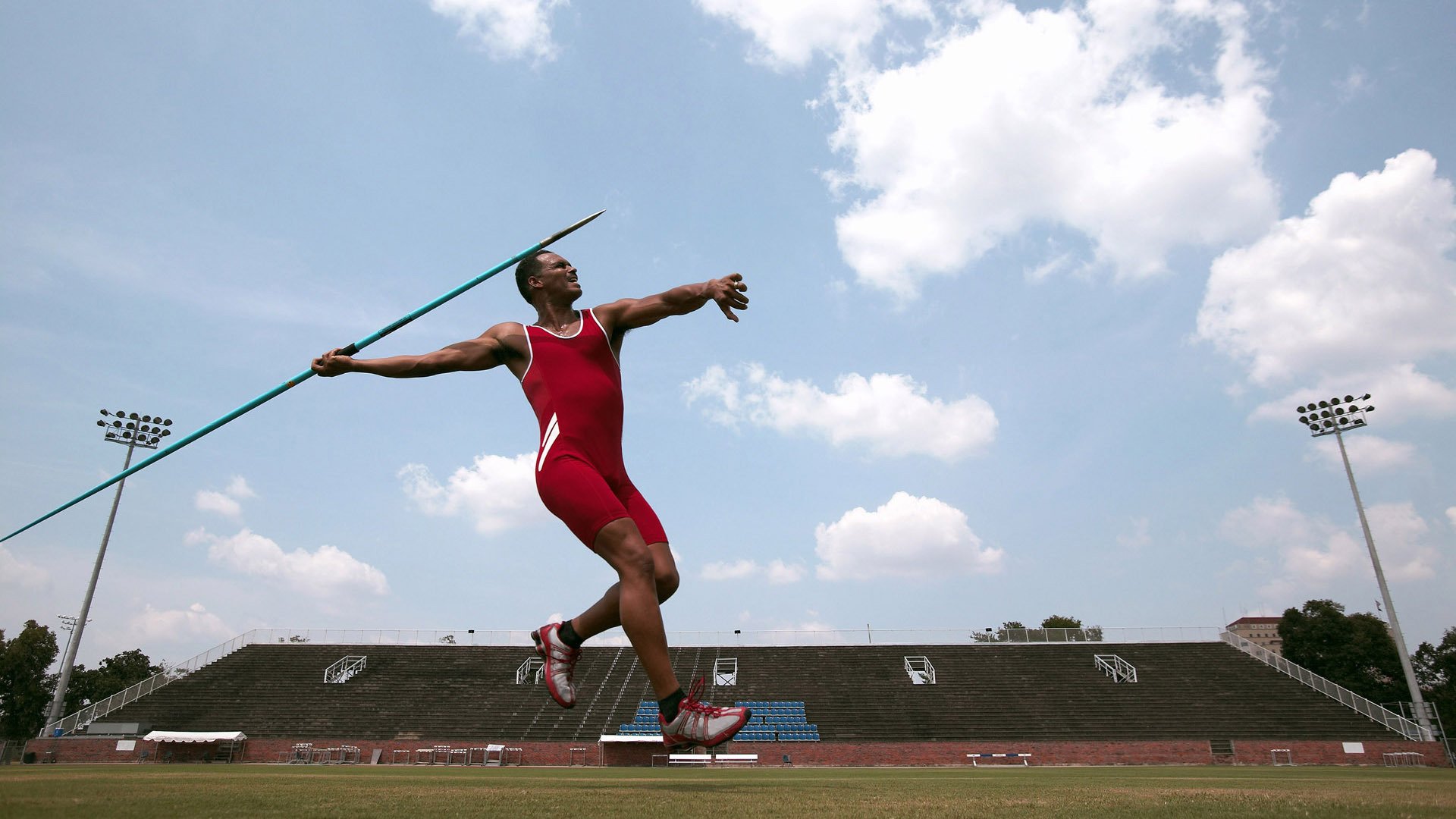 赛道上的双重奏，阿斯顿马丁绝杀哈斯，汉密尔顿统治全场